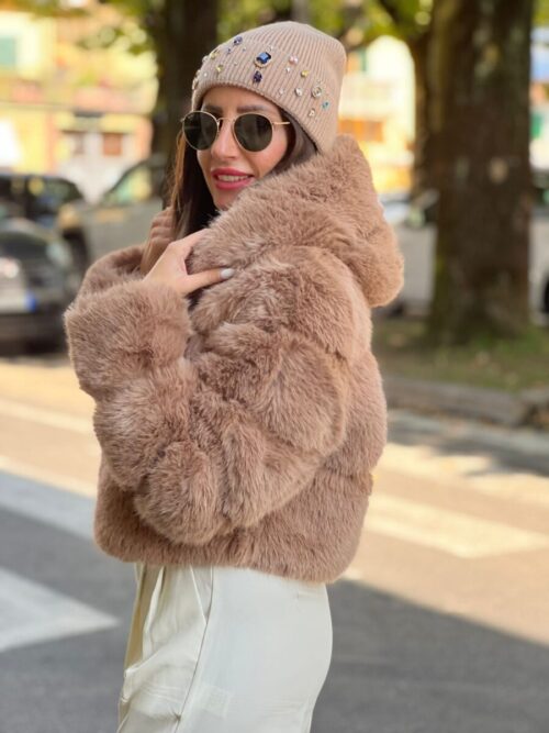 pellicciotto corto con cappuccio tortora