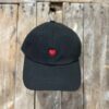 cappellino nero cuoricino rosso