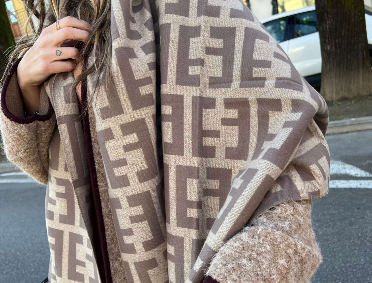 SCIARPA STOLA FENDI InSPIRED TORTORA E BEIGE - immagine 2