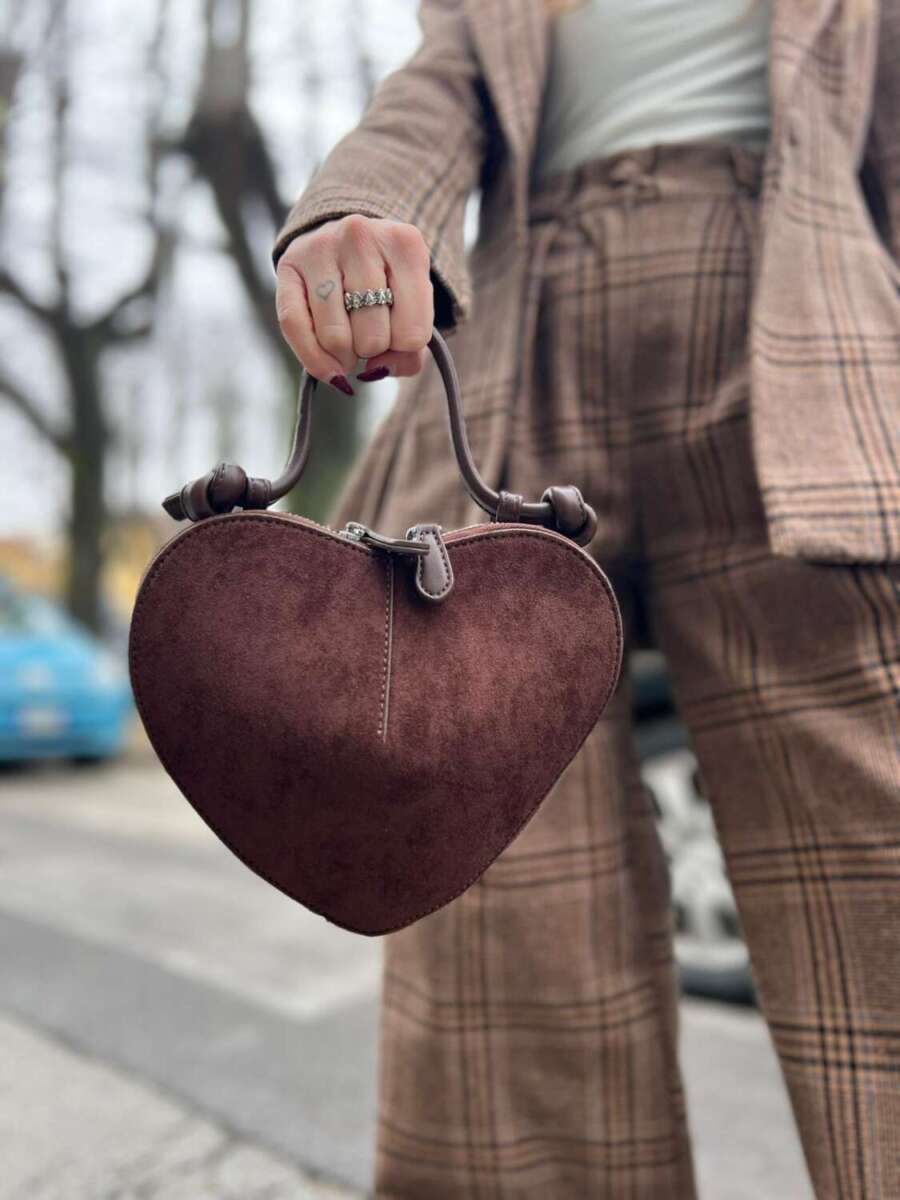 borsetta cuore camoscio marrone