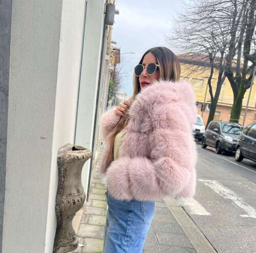 pellicciotto corto con cappuccio rosa