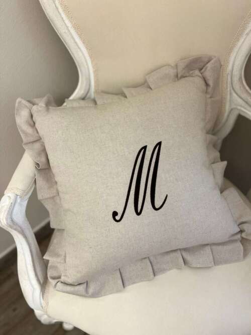 Copricuscino con gala ed iniziale realizzata a mano