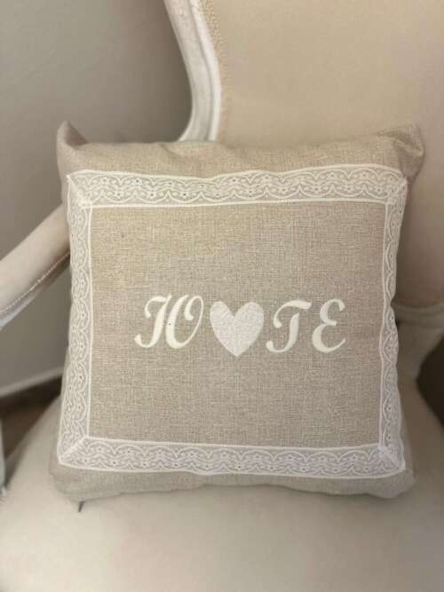 Copricuscino "Io e te" con pizzo realizzata a mano